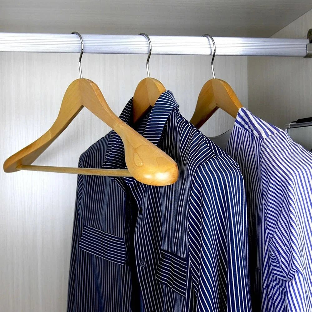 Umeraș din lemn natur cu umeri lați, bară pentru pantaloni și design modern - ideal pentru costume, sacouri, cămăși, bluze, pantaloni și tricouri - HUMERO